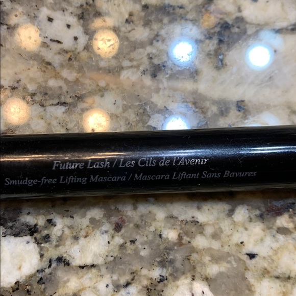 Victoria Beckham Sleek Black Future Mascara & Posh Lip - Picture 2 of 4